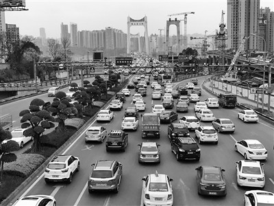 清明假期首日主城车流量剧增 三千交巡警保畅通