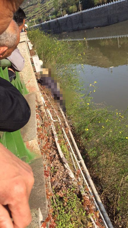 重庆一护栏外悬挂男子尸体 疑因抑郁症自缢身亡