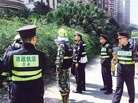 人行道上弥漫天然气臭味让人恶心呕吐 咋回事？