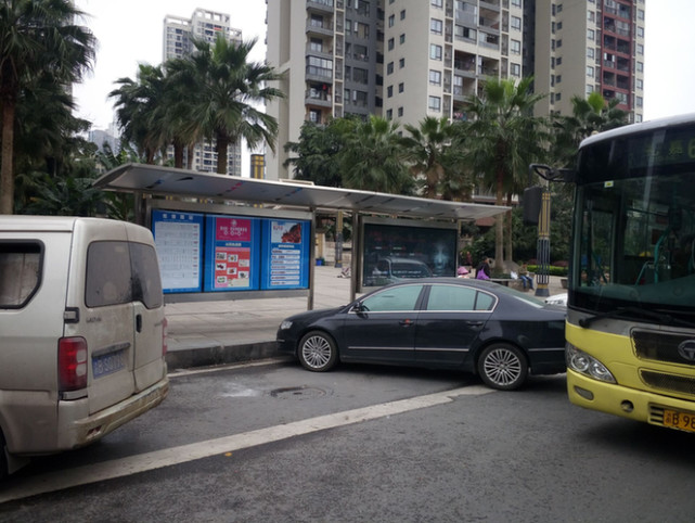 渝北鸳鸯路站被私车霸占公交无法靠岸