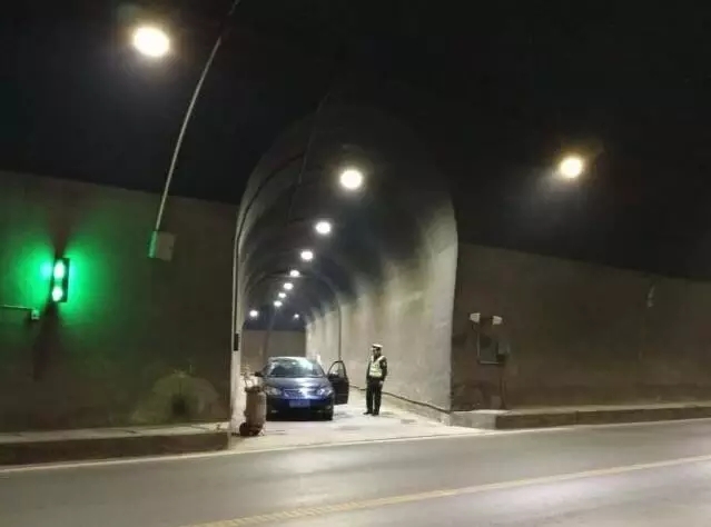 重庆司机抄近道高速隧道掉头 来车不断被困应急洞中