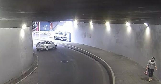 司机遇弯道 油门当刹车上演大漂移