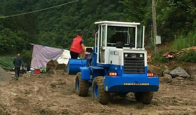 重庆现最牛快递员：开装载机送货