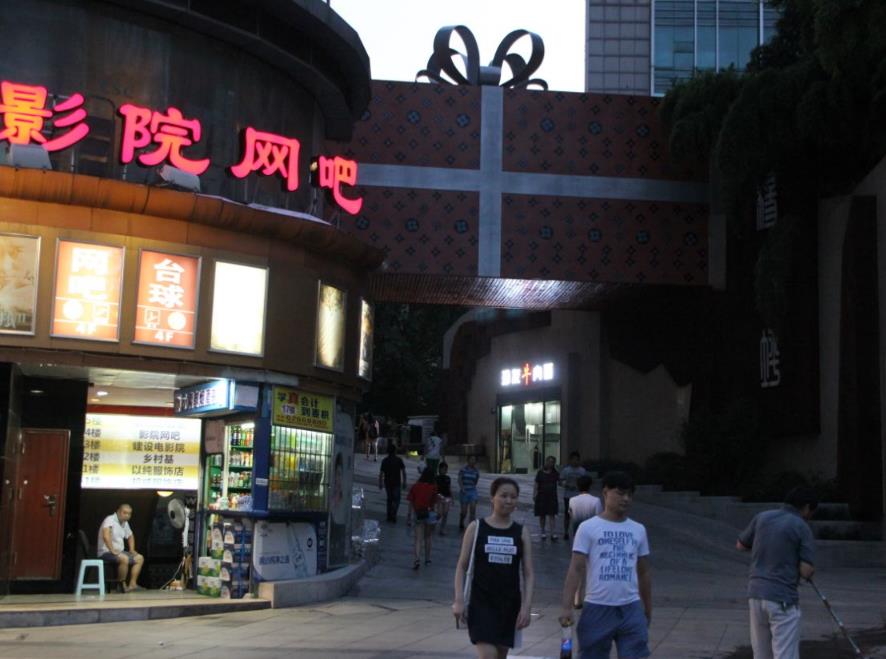 重庆一建筑走廊悬半空 外形如巨型“礼品盒”