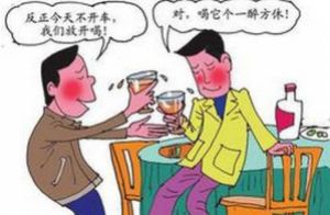 两工友面部朝下  趴在垃圾堆里睡大觉