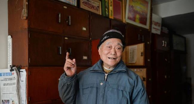 重庆最年长“追星族”83岁   收集近200名人签名