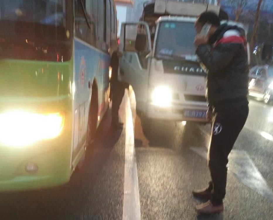 副驾驶想吐  一推车门出事了