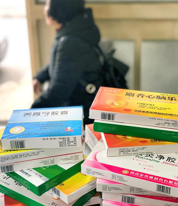 女子被忽悠 买下4000元的药