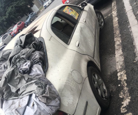 “僵尸车”车罩还在  车里全是垃圾
