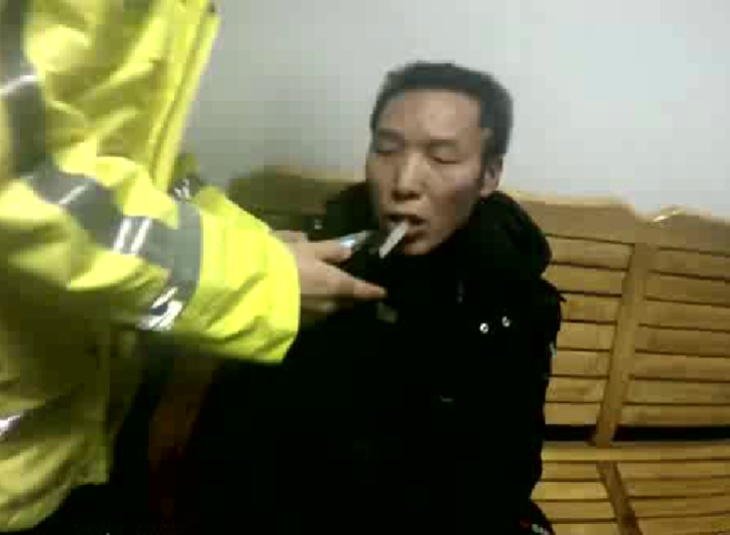 听说儿子出了交通事故  他酒驾赶到了现场