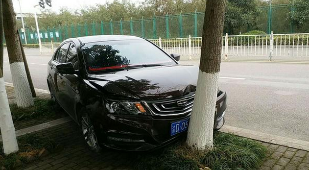 女司机开车出事故后 吓得哇哇大哭