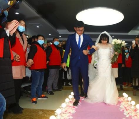 没有新郎的婚礼 白血病女孩圆梦“结婚”