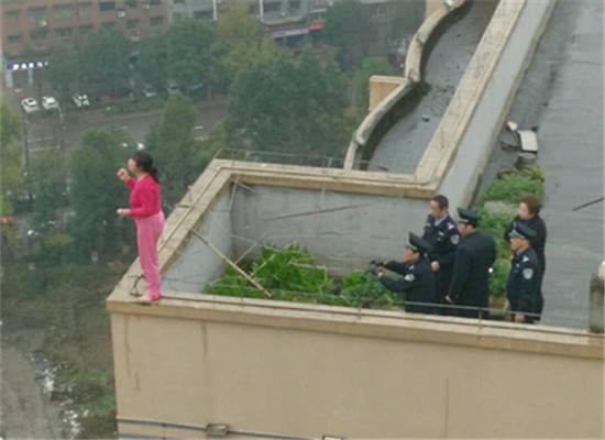女子爬上居民楼楼顶   一直哭喊“为什么”