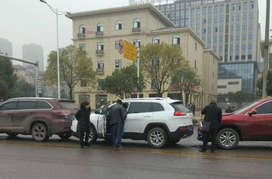 它正在等红灯  后面两车来不及刹车怼了上来