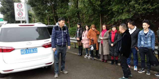 这位驾驶员胆真大  实习期跑“黑车”还超载