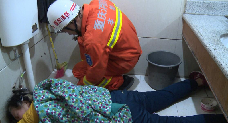 六旬老人将假牙掉入便盆  伸手一捞竟被卡住