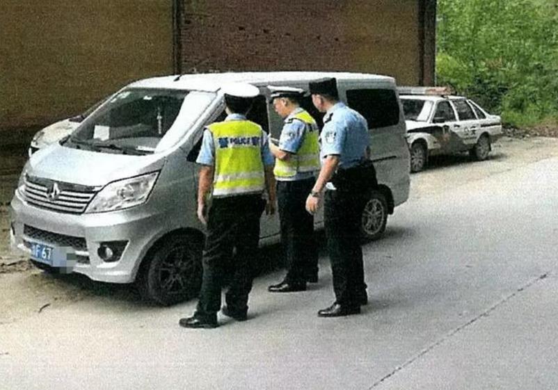 男子“图省事”持假驾照开车上路  结果栽大了