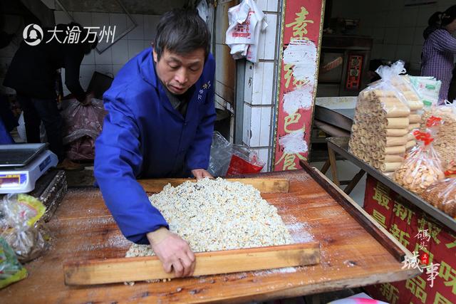 男子卖米花糖日入过万 一天要用50锅白糖