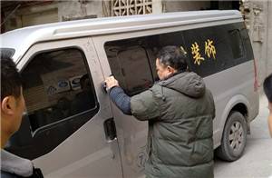 小伙乱停车还不接电话 工厂老板拿出了记号笔