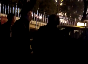 出租车和私家车司机在客运中心打起来了