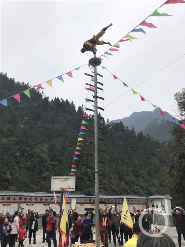 男子“上刀山下火海” 毫发无损