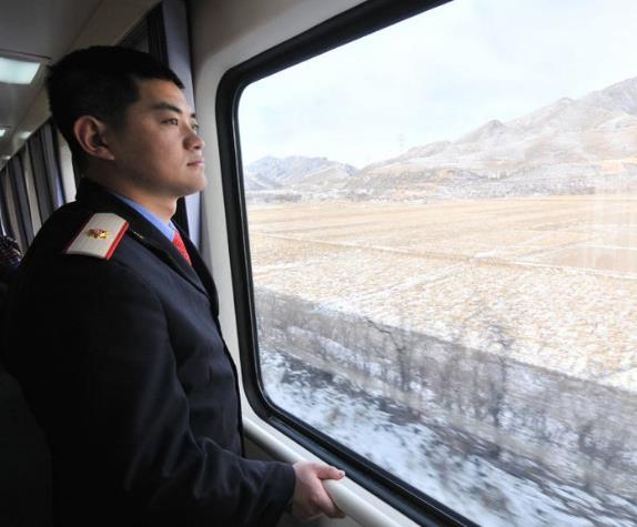 90后列车员忙得不可开交 6年没回老家过春节