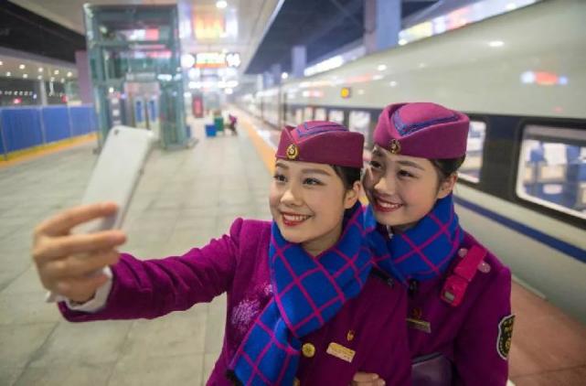 这对双胞胎姐妹花的生日蛋糕没点蜡烛 背后的故事令人动容