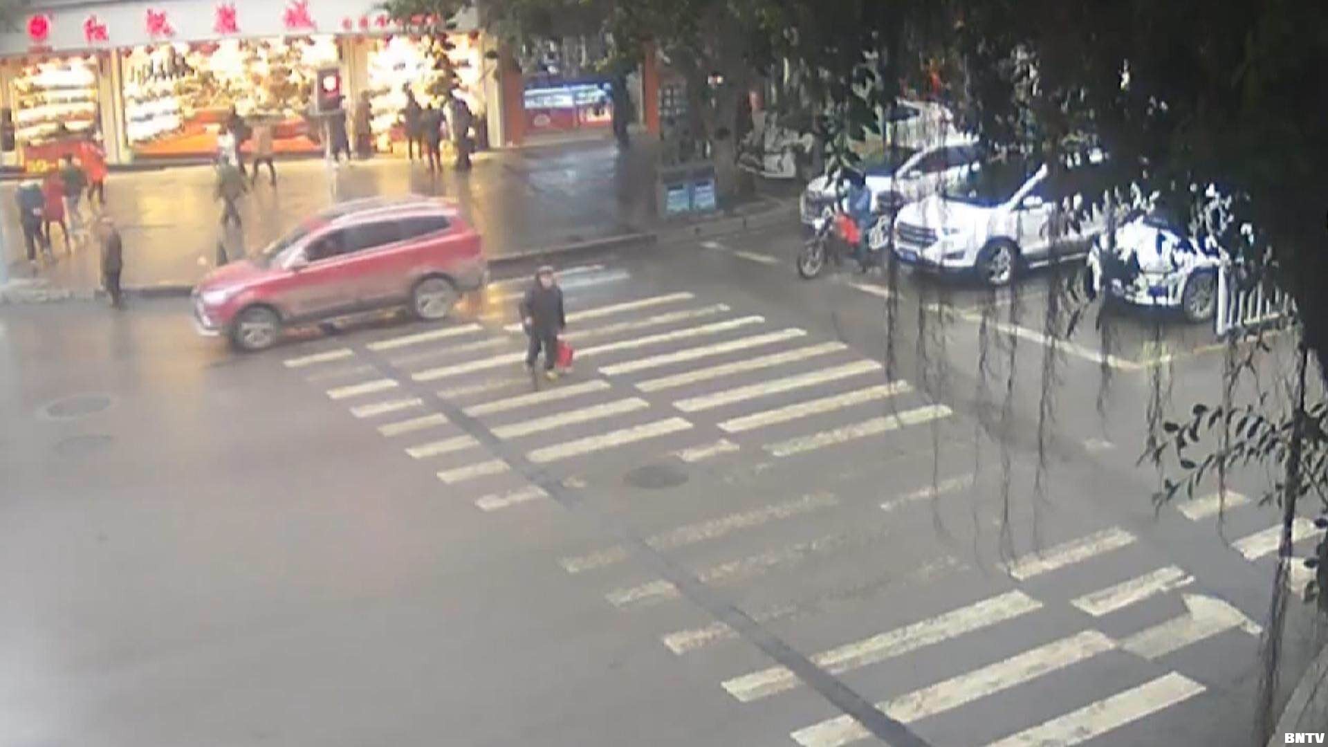 斑马线不礼让 鱼洞街头轿车撞倒老人