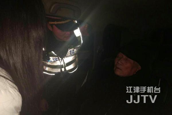 乘客夜晚高速路突发心脏病  面色苍白四肢不停地抖动