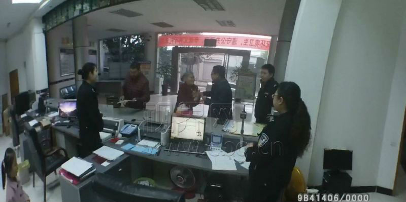 老人捡万元现金如数归还 失主拿钱酬谢遭婉拒