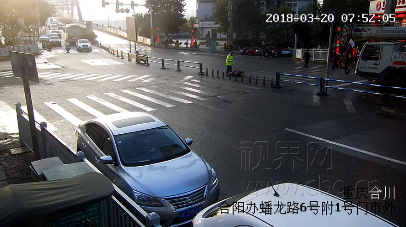 路遇老人摔倒在地 他是这样做的