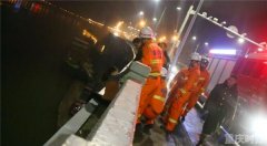 女子因感情纠纷跳江轻生 消防紧急救援