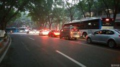 早高峰公交调头出故障横路上 上班族下车步行