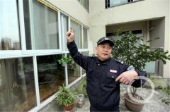 66岁老人从4楼坠落 保安徒手接住