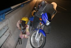 民工驾车回家途中车辆损坏 就地睡在马路边