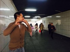 江苏籍80后金领，​重庆​地下通道卖艺接受路人打赏，答案让人肃然起敬