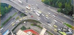 实施多车道汇入信号控制技术 过黄花园大桥快些了