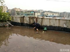 管道爆裂积水深 女民警卷裤脚冲进去被市民偷偷拍照发帖赞“最美警察”