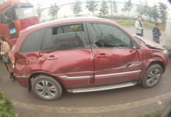 大型拖挂车司机转弯没注意盲区 撞上旁边等绿灯小车