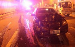 驾车时伸手捡手机 隧道里追尾致翻车起火