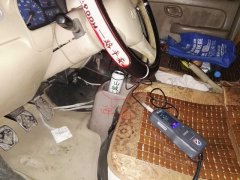 “奇葩”男子嫌开车无聊 买来易拉罐边开边喝