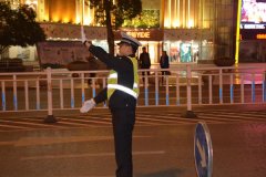 酒驾司机欲强行闯关 交巡警成功将其截停