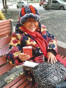 八旬老太烟龄近三十年 为看到外孙成家想戒了