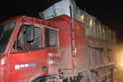 寒夜里小轿车连续爆胎 罪魁祸首竟是“它”