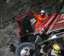 货车失控撞上岩壁 夫妻2人受伤被困