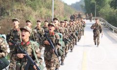 告别“小鲜肉” 武警新兵每天背15公斤重物拉练