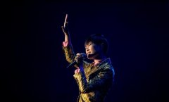 李宇春演唱会造型吸睛 西装、礼服随意切换显大气（组图）