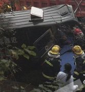 运钞车与大货车相撞4人受伤 车内现金安全转移