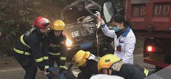 运钞车与大货车相撞4人受伤 车内现金安全转移