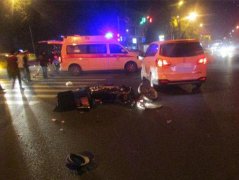 男子“黄灯”亮起抢通过 与面包车相撞倒地受伤